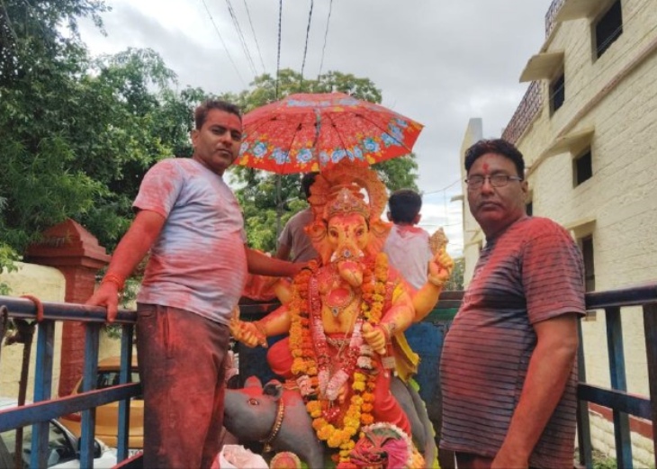 गणपति बप्पा की प्रतिमा विसर्जन के लिए लेकर पहुंचे श्रद्धालु।