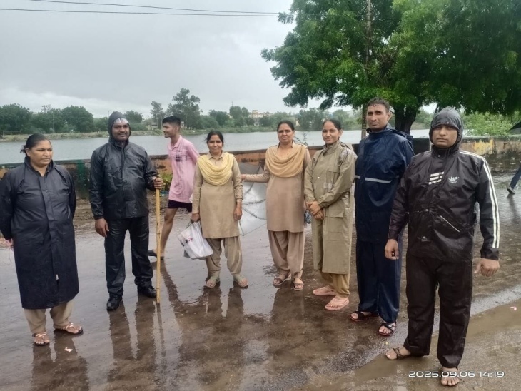 बरसात के बावजूद सुरक्षा में तैनात पुलिसकर्मी।