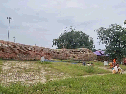 The structure is being prepared by mixing bamboo, cloth, iron, jute in the effigy.