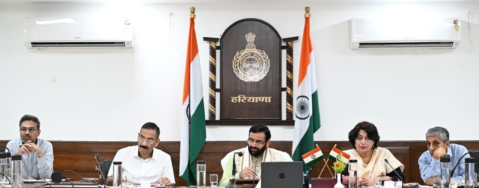 चंडीगढ़ में प्रधानमंत्री के जन्मदिन पर होने वाले सेवा पखवाड़ा को लेकर अधिकारियों के साथ चर्चा करते मुख्यमंत्री नायब सैनी।