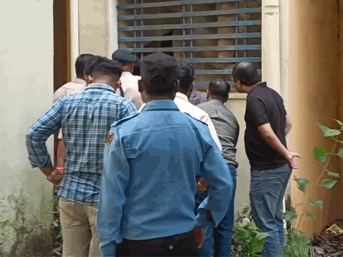 मेडिकल कॉलेज प्रबंधन ने खिड़की से झांककर देखा तो फंदे से लटकी दिखी लाश।