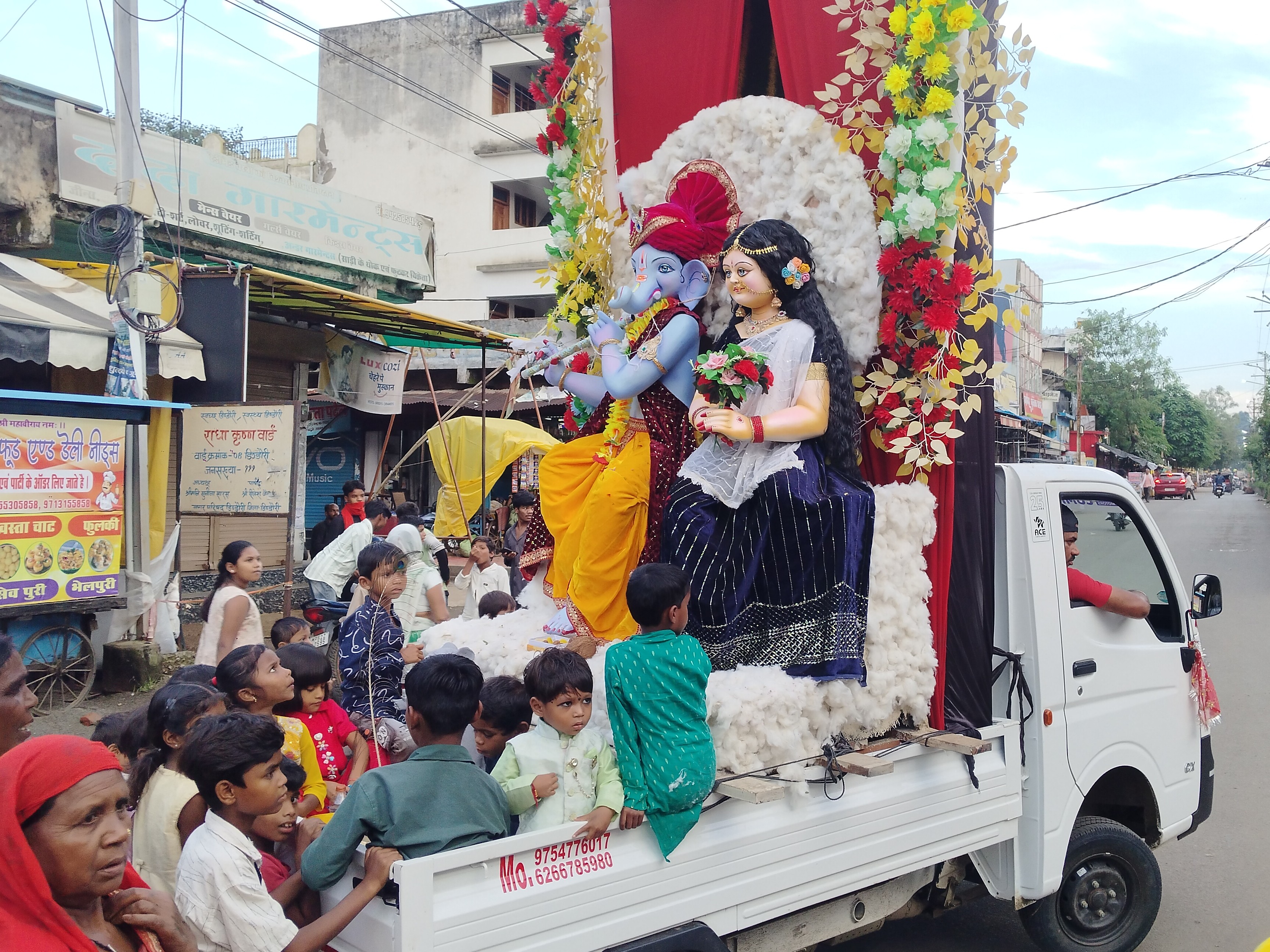 डिंडौरी में गणेश विसर्जन करने नाचते श्रद्धालु नर्मदा घाट पहुंचे:  चार जगह अस्थायी विसर्जन के लिए कुंड बने, 150 पुलिसकर्मी तैनात – Dindori News