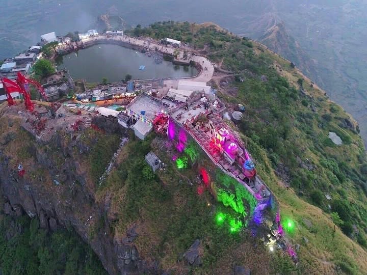 पावागढ़ मंदिर समुद्र तल से करीब 800 मीटर ऊंची पावागढ़ पहाड़ी पर स्थित है।