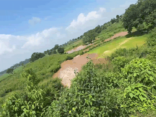 बांध का पानी खेतों में लबालब भर गया है।