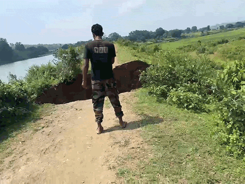मौके पर पहुंचे स्थानीय लोगों वीडियो बनाते नजर आए।