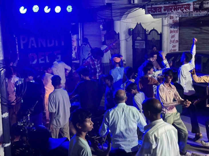 श्रद्धालुओं ने डीजे बैंड बाजे और ढोल-नगाड़ों की धुन पर नृत्य किया।