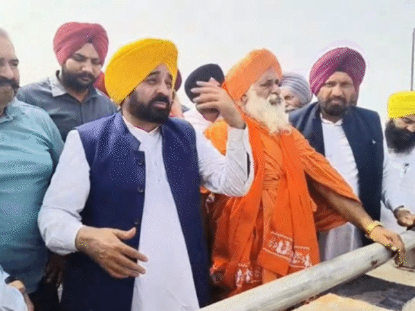 बीते दिनों पंजाब सीएम बाढ़ प्रभावित क्षेत्रों के दौरे पर थे। इस दौरान राज्यसभा सांसद संत सीचेवाल और विधायक बलकार सिंह भी उनके साथ मौजूद रहे।