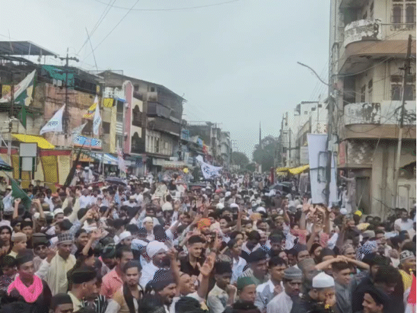 In Khandwa on Friday, Muslim society took out a procession on the occasion of Eid Miladunbi.