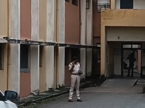 घटना की सूचना मिलते ही पुलिस मौके पर पहुंची।