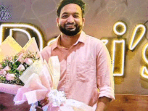 कमरे को सील कर दिया है, परिजनों के आने के बाद आगे की कार्रवाई की जाएगी।