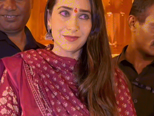 बप्पा के दर्शन करने पहुंचीं करिश्मा कपूर।