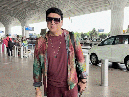 गोविंदा क्लीन शेव लुक में एयरपोर्ट पर पहुंचे। उनका अंदाज काफी स्टाइलिश था।