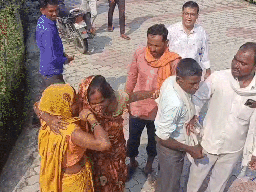 महिला के पति और बेटी नदी में बह गए। वह रस्सी के सहारे तैरकर बाहर आई।