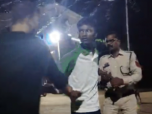 जबरदस्ती हाथों को पकड़कर थाने ले जाने की कोशिश करने लगे।