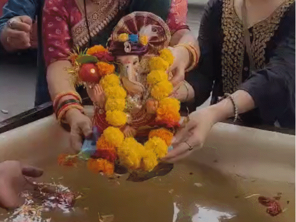 भोपाल में गणेश मूर्तियों का विसर्जन करते भक्त। - Dainik Bhaskar