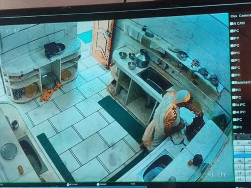 उसने किचन स्लैब पर रखे एक बैग में हाथ डाला और कुछ ढूंढने की कोशिश की।