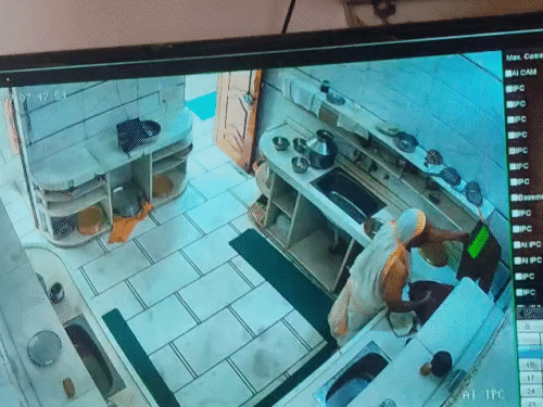 हालांकि, उसने वह बैग छोड़ दिया और स्लैब पर कोने में रखा बैग लेकर बाहर निकल गया।