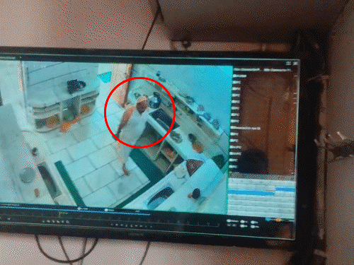 घटना लाल किला परिसर में स्थित जैन शिविर में हुई। आरोपी का चोरी करते CCTV फुटेज सामने आया है। - Dainik Bhaskar