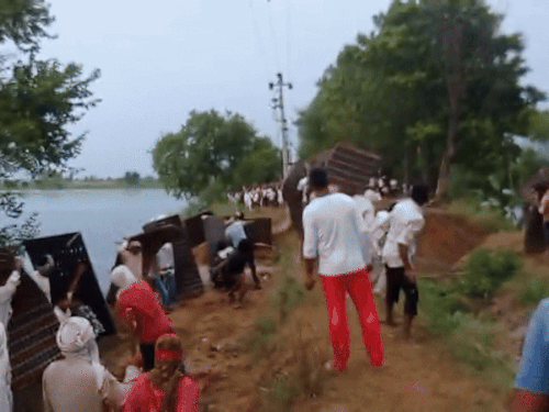 खुद को पत्थर न लगे इसलिए कुछ ग्रामीण गद्दे लेकर पहुंचे।