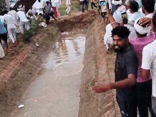 हिसार में माइनर टूटने पर हिंसक झड़प, VIDEO: जमकर पथराव, 25 घायल, लोग बोले- जानबूझकर तोड़ी; माहौल तनावपूर्ण, पुलिस तैनात – Narnaund News हिसार में माइनर टूटने पर हिंसक झड़प, VIDEO: जमकर पथराव, 25 घायल, लोग बोले- जानबूझकर तोड़ी; माहौल तनावपूर्ण, पुलिस तैनात – Narnaund News