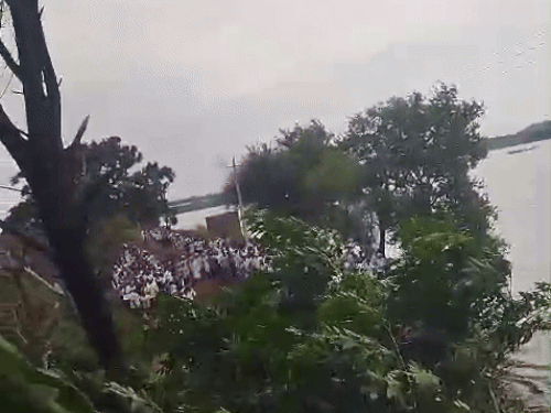 माइनर के दोनों छोर पर खड़े ग्रामीण।