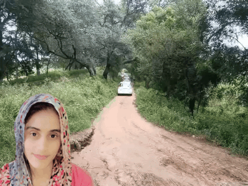 मनीषा के स्कूल से निकली CBI टीम की गाड़ी घटनास्थल की ओर जाती हुई। इनसेट में मनीषा का फाइल फोटो - Dainik Bhaskar