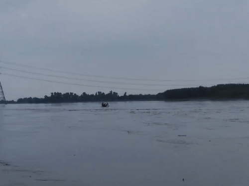 स्टूडेंट की तलाश करते हुए गोताखोर।