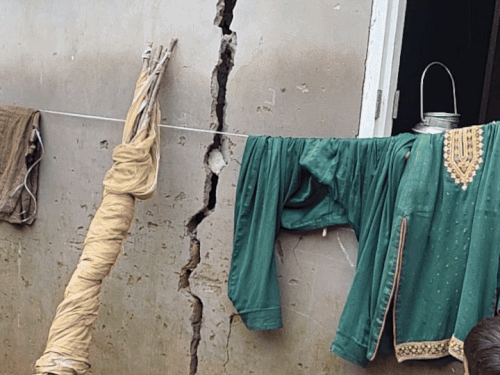 Cracks in the wall of the house in village Ghnewal.