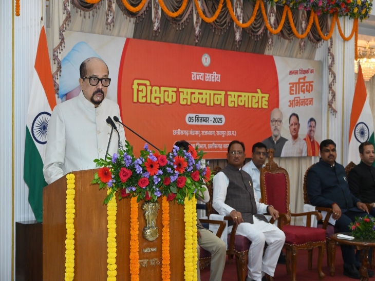 कार्यक्रम के दौरान राज्यपाल रमेन डेका भाषण देते।
