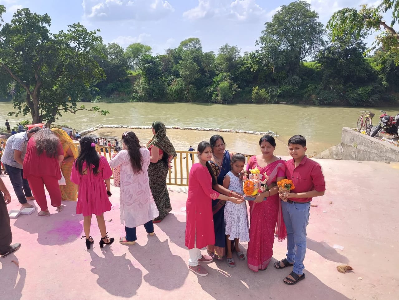 लोग गणपति के साथ तस्वीरें लेते कैमरे में कैद हुए।
