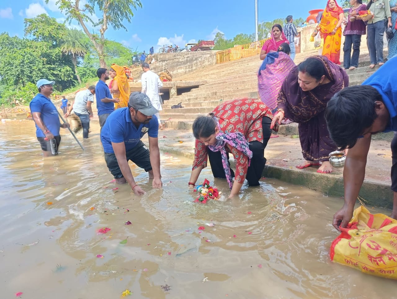 लोगों ने भावुकता के साथ गणपति विसर्जन किया।