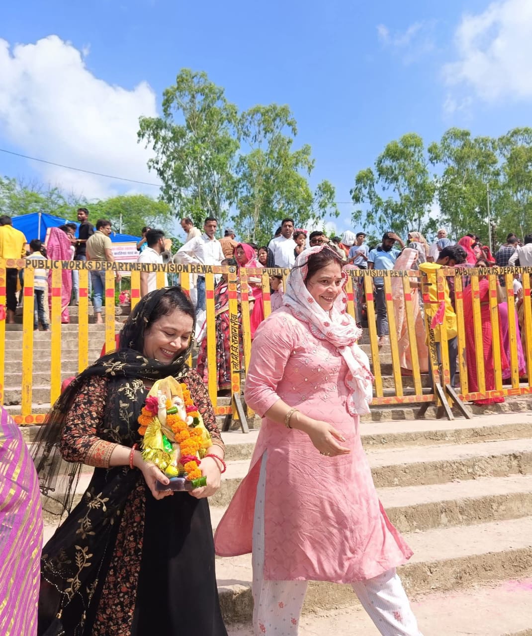लोग गणेश भक्ति में सराबोर नजर आए।