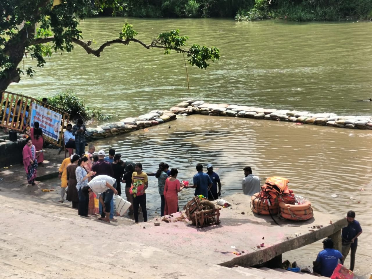 घाट से 100 मीटर की दूरी पर सर्कल बनाकर विसर्जन कराया गया।