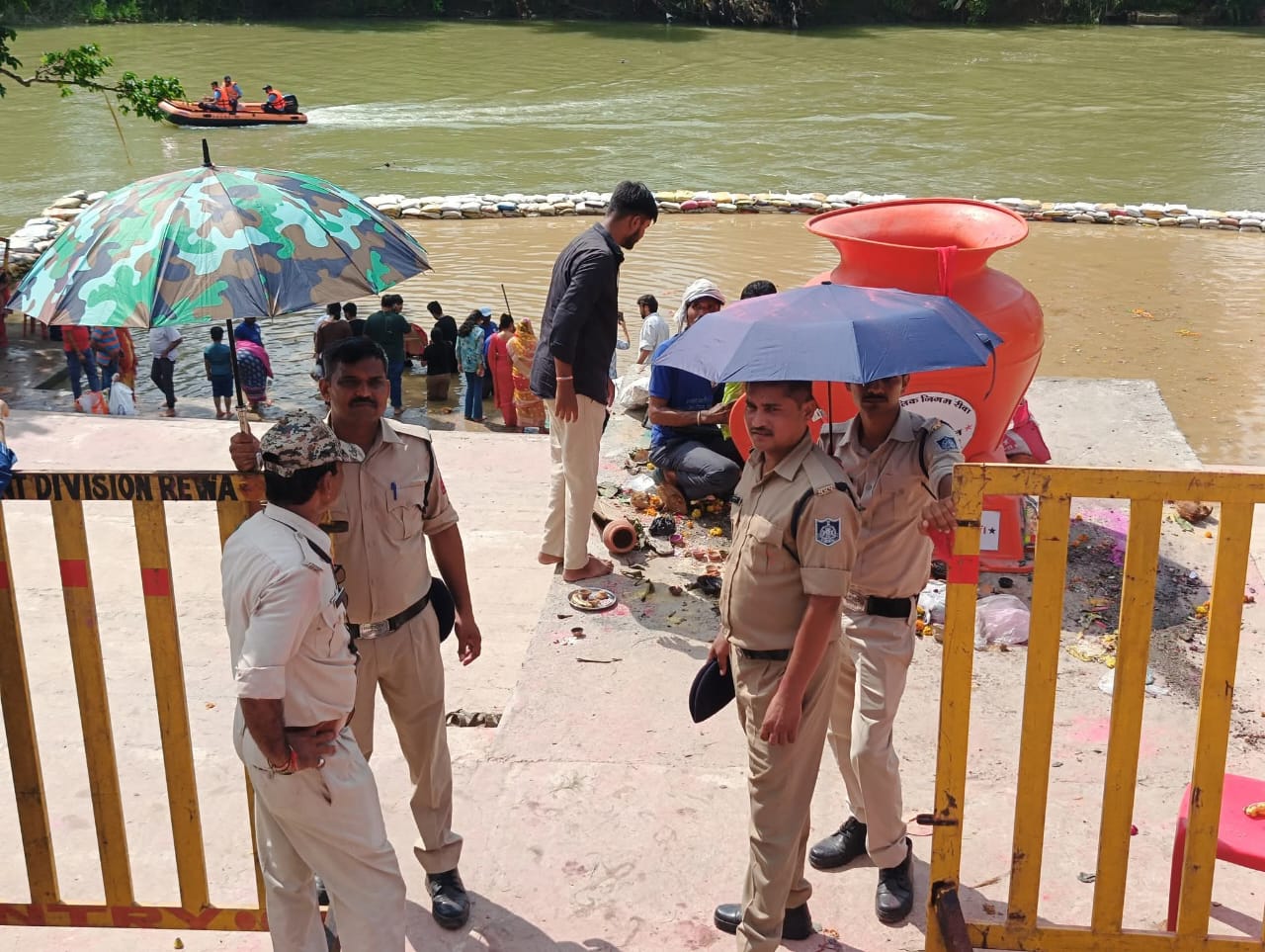 पुलिस के जवान मौके पर मौजूद नजर आए।