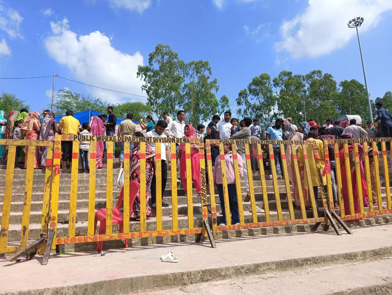 पुलिस ने खतरे वाली जगहों पर बैरिकेटिंग कर दी।