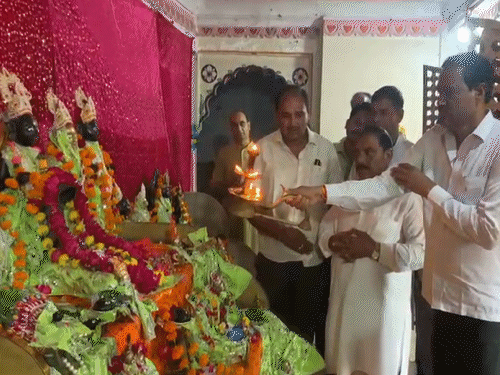 विधि-विधान के साथ भगवान गणेश की पूजा और कथा हुई।