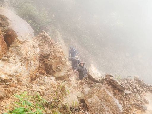 Where the couple disappeared, the area of ​​Cherrapunji is the hills. There is also a deep moat here.