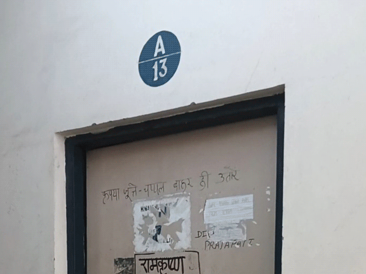 मेडिकल कॉलेज हॉस्टल में MBBS फर्स्ट ईयर के स्टूडेंट ने फांसी लगा ली। मौके पर पुलिस पहुंची।
