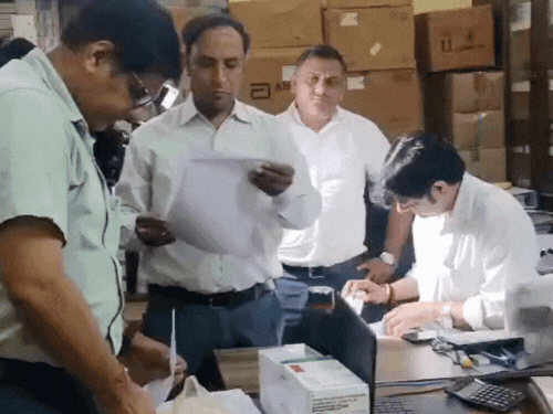 आगरा में बिलों का मिलान स्टॉक से करते ड्रग विभाग के अधिकारी
