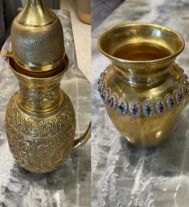 पुलिस ने बताया कि एक स्वर्ण कलश पर लगभग 760 ग्राम का सोने का नारियल लगा था। दूसरे कलश पर हीरे, पन्ने और माणिक जड़े थे।