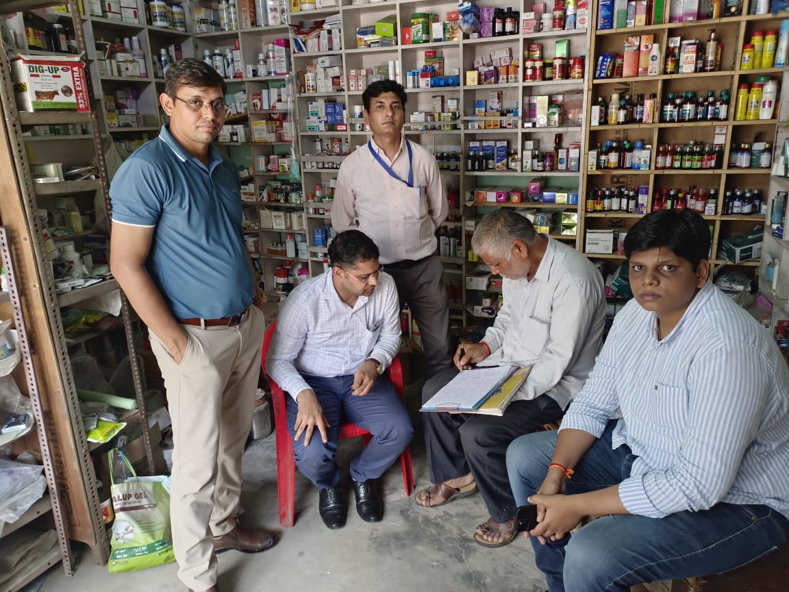झज्जर जिले के गांव तुंबाहेड़ी में मेडिकल स्टोर पर जांच करती पीएनडीटी की टीम।