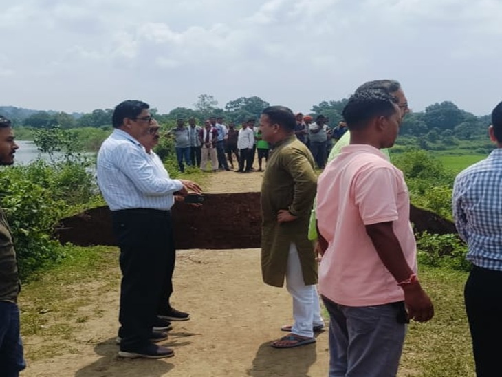 मौके पर कलेक्टर और अधिकारी पहुंचे।