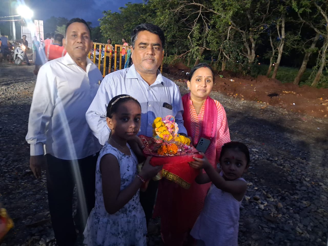 मेडिकल कॉलेज अधीक्षक डॉ. रणजीत बडौले ने आईटीआई कॉलेज स्थित कृत्रिम कुंड पर परिवार के साथ पहुंचकर गणेश जी की प्रतिमा का विसर्जन किया।