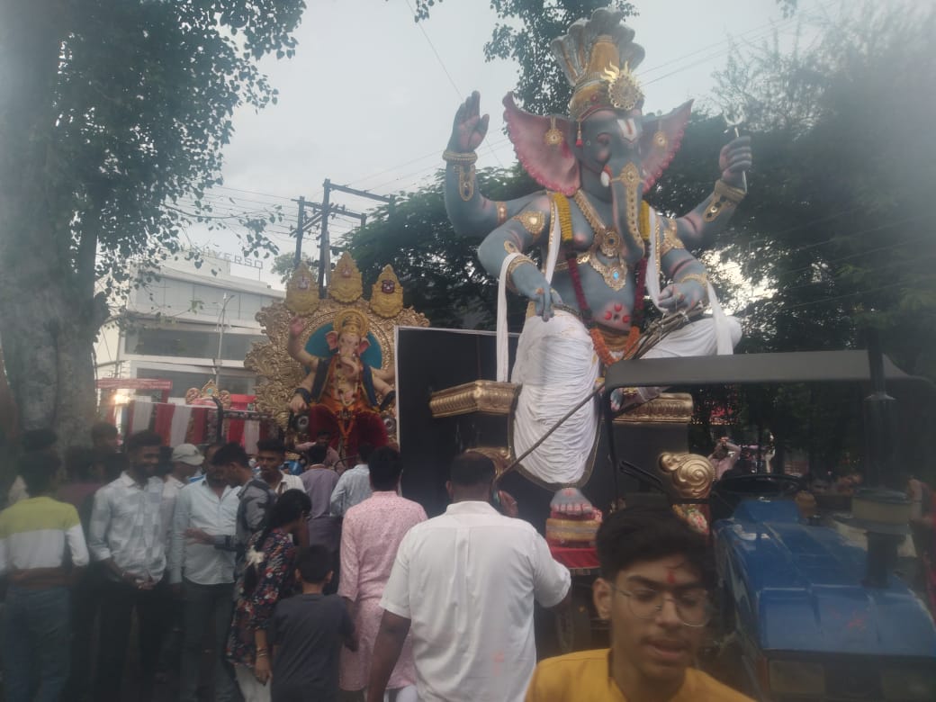 रातभर गणेश प्रतिमाएं विसर्जन के लिए निकलती रही।