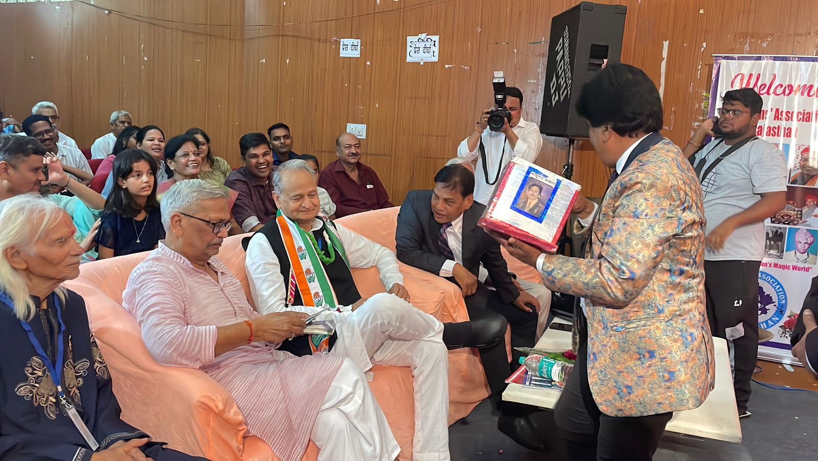 गहलोत ने कहा- जो यह अंधविश्वास और जादू टोना करने वाले लोग हैं यह लोग समिति का नुकसान कर रहे हैं।