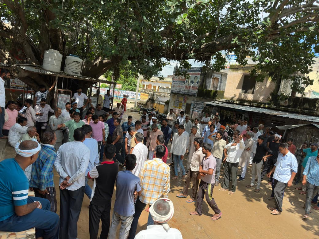 उचित मुआवजे की मांग को लेकर राणासर में ग्रामीणों का प्रदर्शन जारी है।