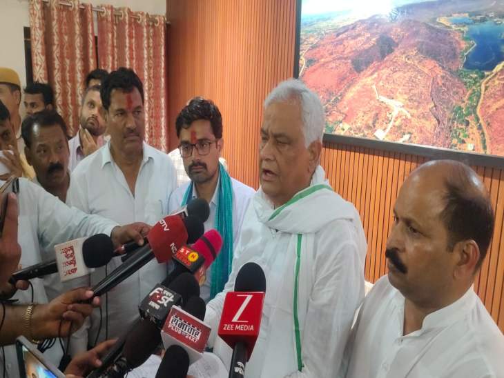 कृषि मंत्री किरोड़ीलाल मीणा ने बारां सर्किल हाउस में प्रेस से बात की।