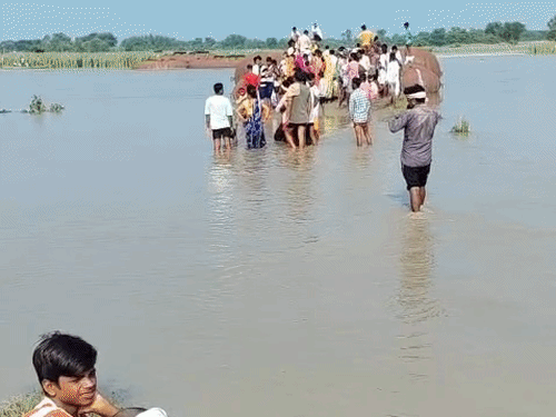 ग्रामीण साप्ताहिक बाजार करने जा रहे थे। शारदा नदी में अधूरे पुल के पिलर से टकराकर नाव पलट गई।