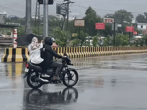 अजमेर में सुबह से तेज हवा चलने के साथ बारिश का दौर जारी है। मित्तल हॉस्पिटल के नजदीक तेज हवा से महिला की छतरी उड़ गई