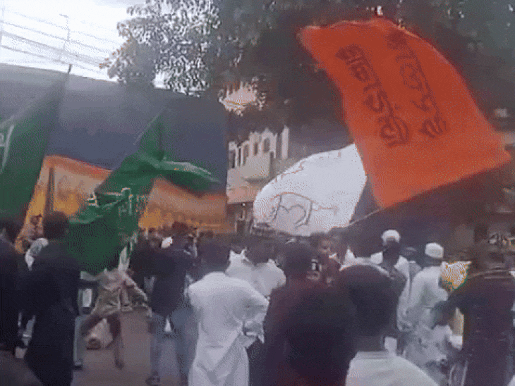 It is alleged that in the procession, 'Islam Zindabad' was written on the saffron flag.